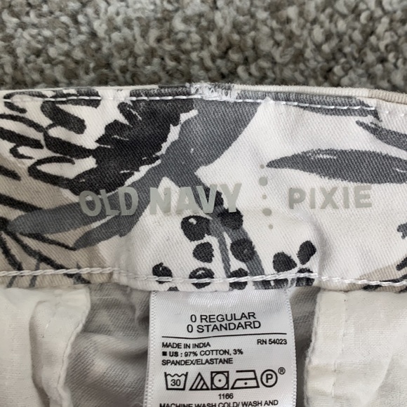 Old Navy Pixie Shorts, white with gray leaves and flowers Size 0 - Picture 3 of 5